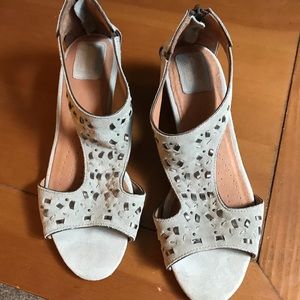 Clark’s, Trendy suede leather wedge sandals